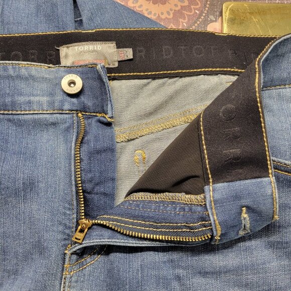 Torrid 24T Medium Wash Denim Blue Ripped Faded Distressed Stretch Skinny Jeans - Picture 10 of 10